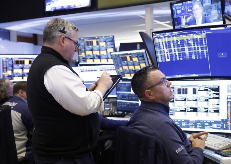 Wall Street porastao na početku tjedna zahvaljujući tehnološkim tvrtkama, pale cijene nafte