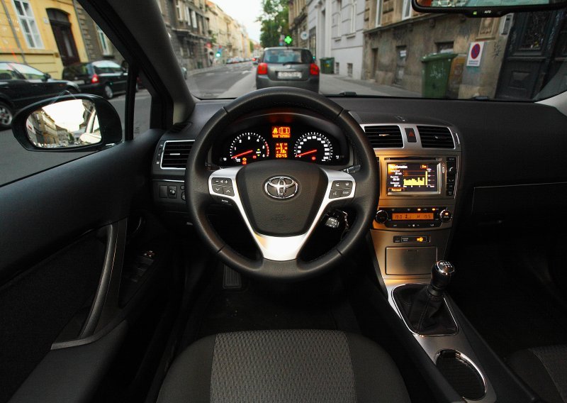 Auto vam stalno vuče u stranu? Evo kako popraviti problem bez odlaska na servis