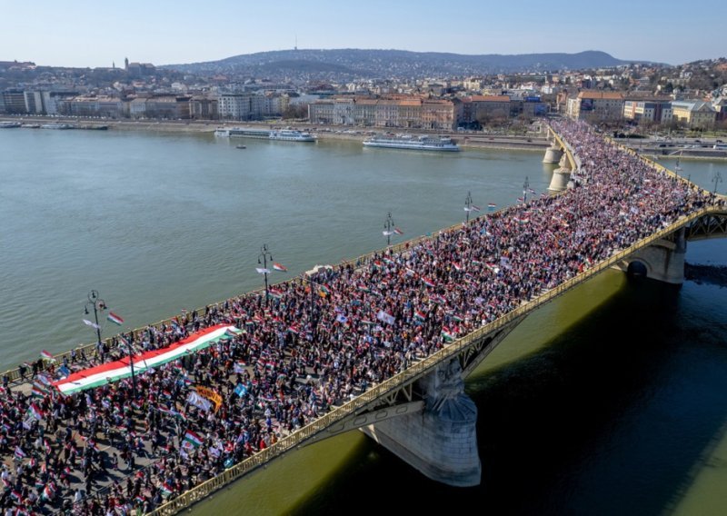 FOTO Deseci tisuća ljudi na ulicama Budimpešte: Orban i Magyar u velikom političkom okršaju
