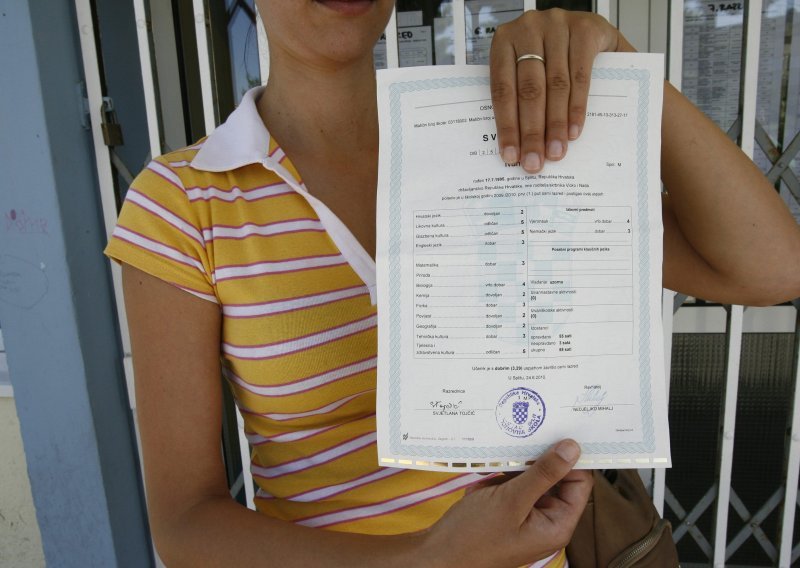 Gotovo je s papirnim svjedodžbama: Učenici će dobiti QR kod, evo detalja