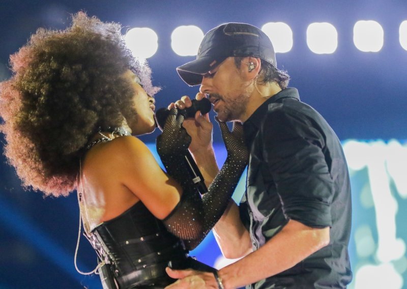 Što će reći Kurnjikova? Zaluđena obožavateljica zaskočila Enriquea Iglesiasa, on se nije bunio