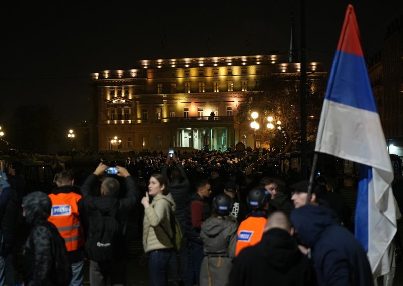 Obljetnica zvučnog topa: U Srbiji građani lupali u tave i lonce, trubili automobilima...