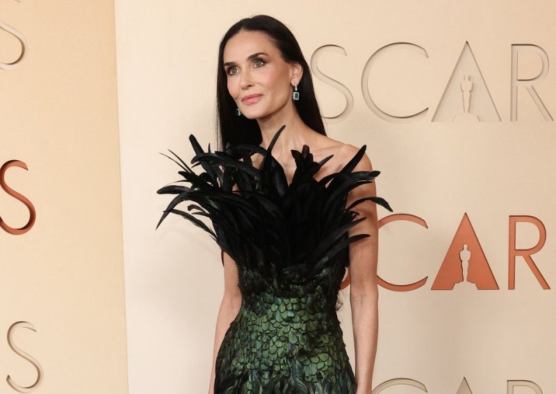 Demi Moore zna kako ukrasti show: U haljini s perjem zasjenila je pola crvenog tepiha