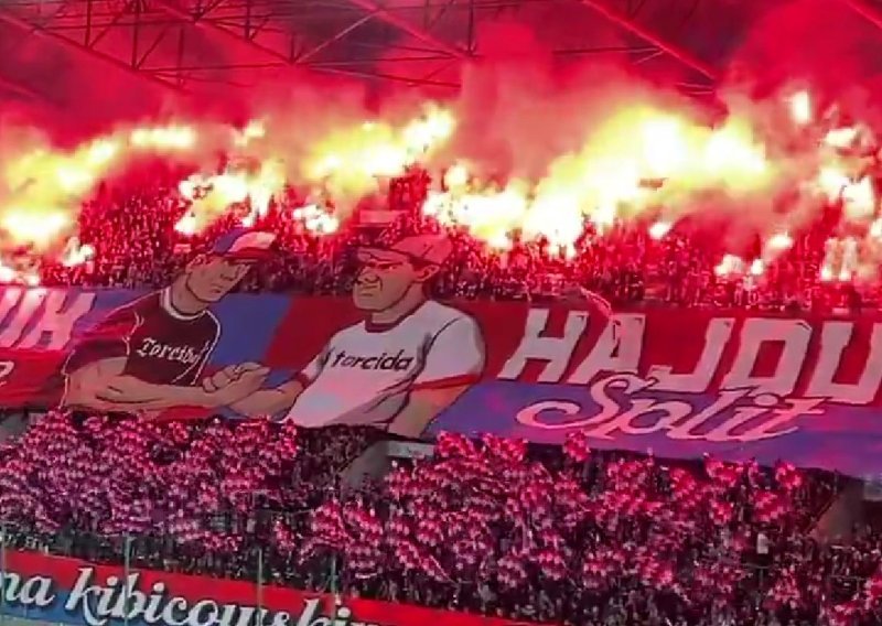 Pogledajte ludnicu u Poljskoj: Bakljada na tribinama i transparent Hajduk Split