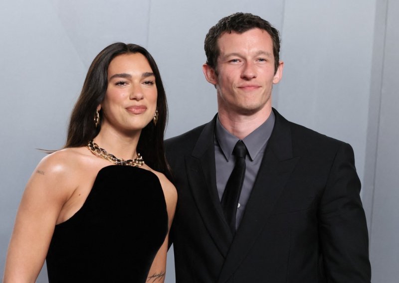 Dua Lipa blista od sreće, a pogled na zaručnika govori više od riječi