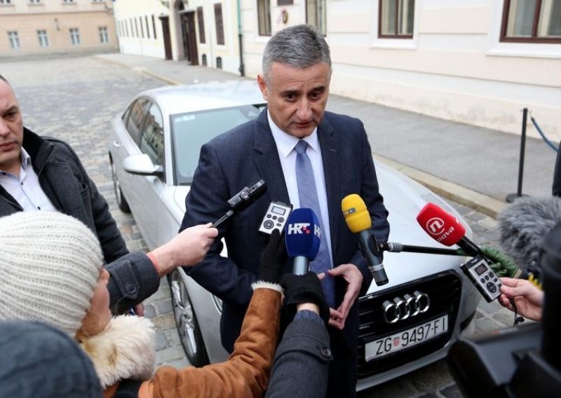 Karamarko uskrsnuo na Facebooku, no o dnevnicama - ni riječi