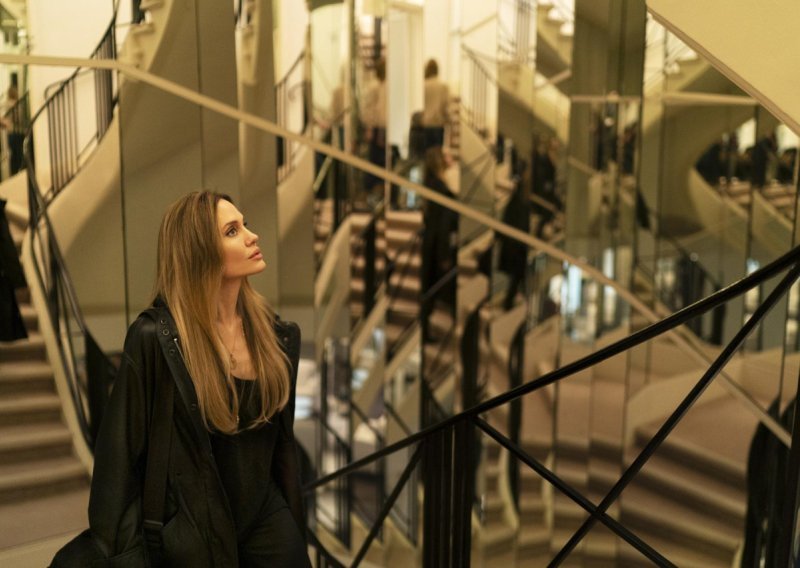 Angelina Jolie ponovno briljira ovaj put u svijetu visoke mode!