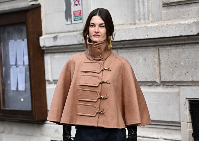 Imate manje od 160 cm? Evo kako nositi najpoželjnije hlače sezone, a da vas vizualno ne skrate