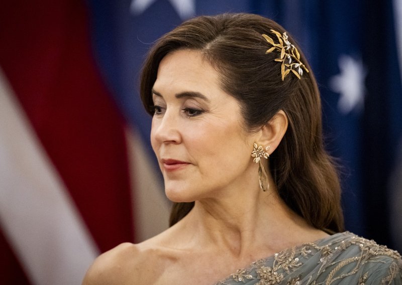 Kraljica Mary pokazala kako se krši protokol sa stilom: Sve oči bile su uprte u njezinu kosu