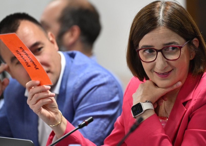 Puljak ogrebala tuđi automobil na parkingu pa otišla. Oglasila se o 'nezgodnoj situaciji'