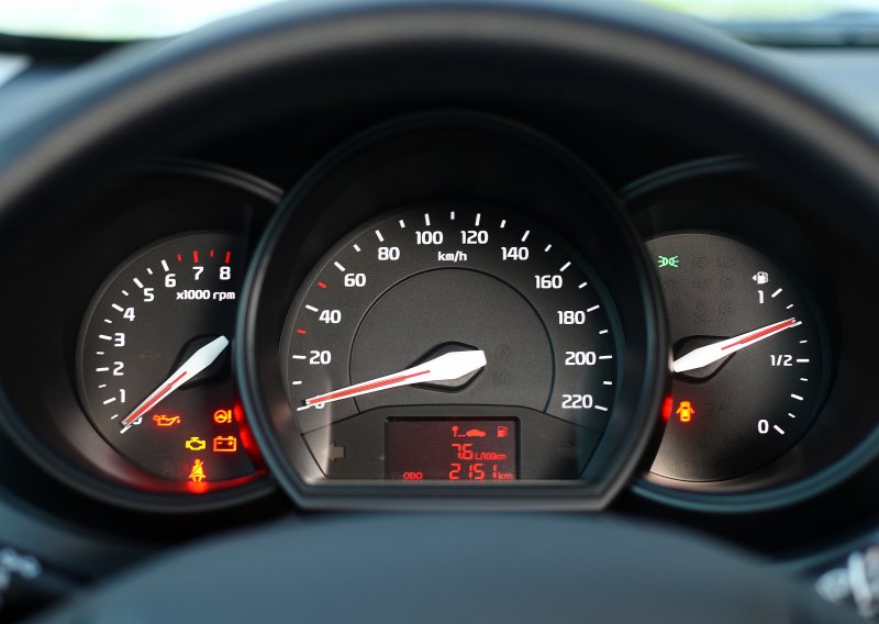 Stalno vozite na niskim obrtajima? Zbog ovoga si time uništavate motor