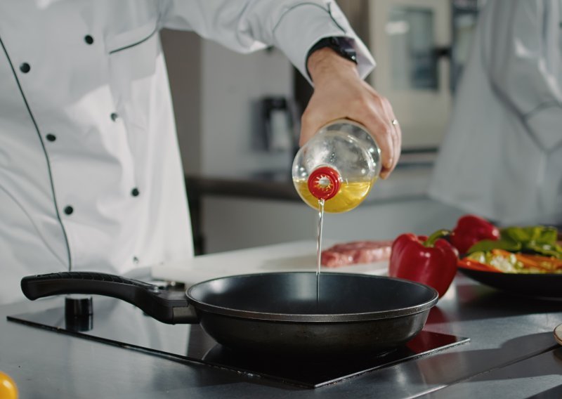 Doskočite neredu u kuhinji: Dodajte ovo u ulje i više nikada neće prskati na sve strane