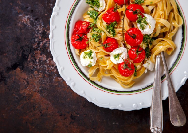 Trebamo li izbjegavati tjesteninu? Stručnjaci savjetuju kako je jesti bez straha od debljanja
