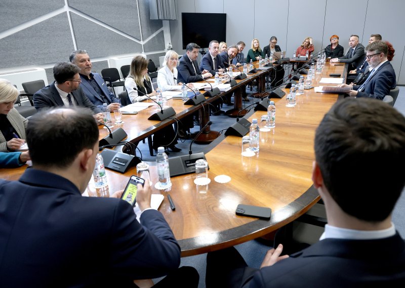 Oporba: HDZ vrši udar na Ustav, HDZ: Upravo vi to radite