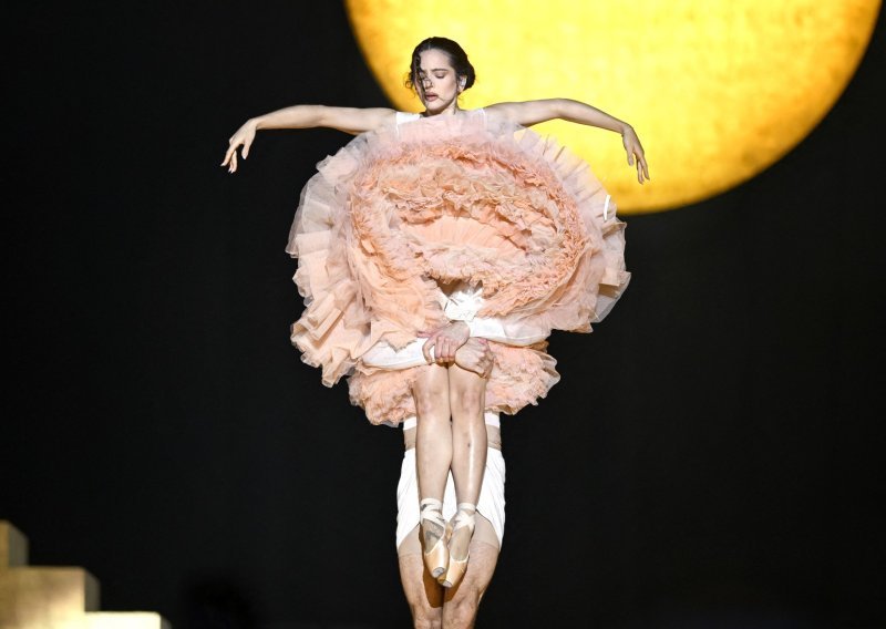 Podigla ljestvicu pop-spektakla: Rosalía započela glazbenu turneju sa stilom