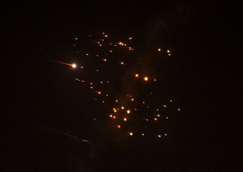 Raketama i dronovima napadnuta američka ambasadu u Bagdadu: Odjekuju eksplozije