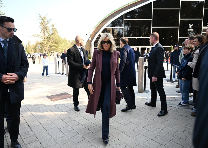 Odbacila neutralne boje: Brigitte Macron zadivila u hit nijansi koja vlada i ove sezone