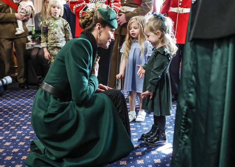 Trogodišnja djevojčica skočila na Kate Middleton, njezina reakcija je odmah postala viralna