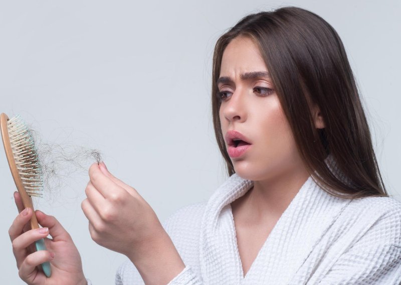 Kosa vam se prorijedila više nego inače? Postoji jedan uzrok koji mnogi zanemaruju
