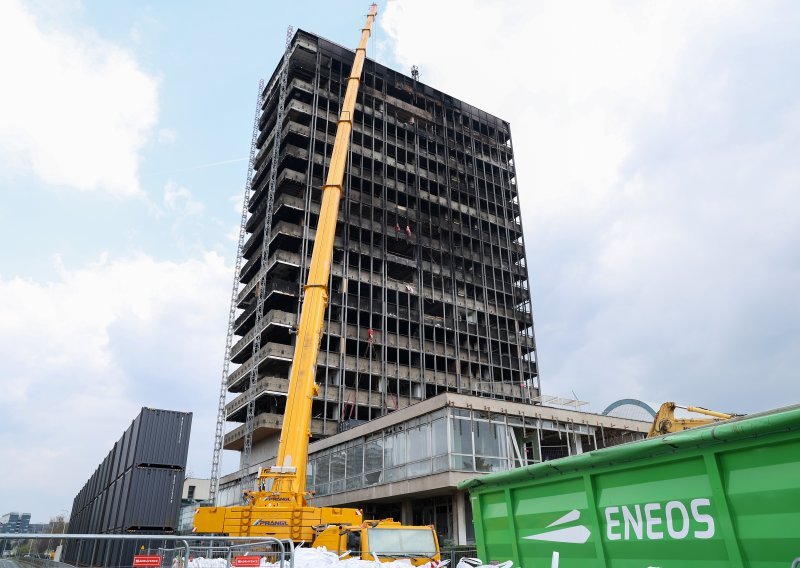 Ogromna dizalica se pojavila uz Vjesnik: Prepoznatljivi simbol će uskoro biti uklonjen