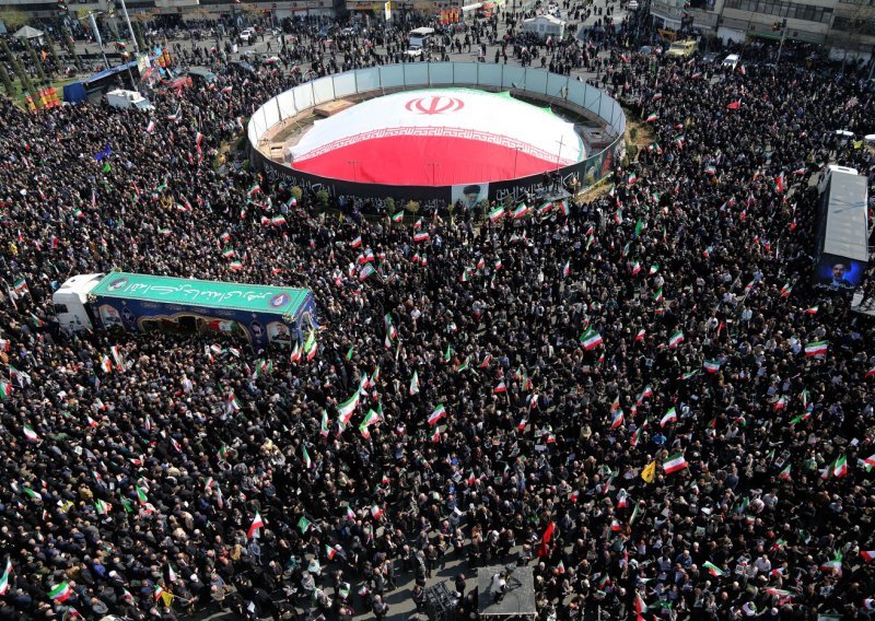 Tisuće na sprovodu Laridžanija u Teheranu: 'Nećemo se predati! Trumpe, uskoro ćemo te ubiti'