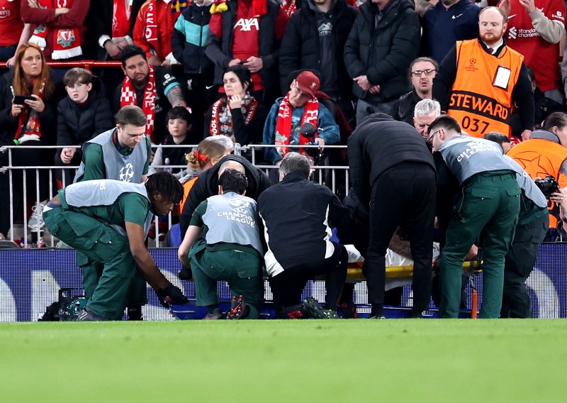 Strašna ozljeda igrača Galatasaraya: Iznosili ga s terena i davali mu kisik