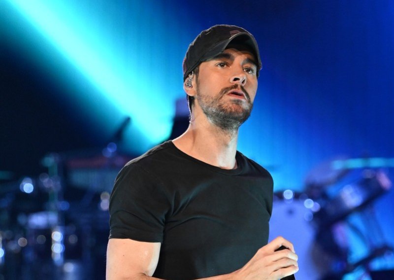 Enrique Iglesias raznježio fanove videom s bebom Romeom, svi komentiraju sličnost