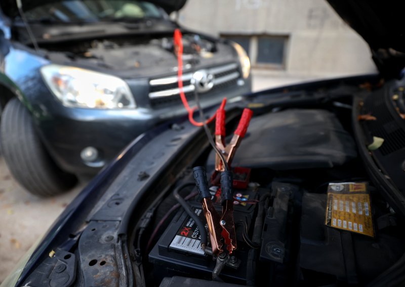 Većina vozača ovo radi pogrešno: Evo kako se pravilno spajaju kleme