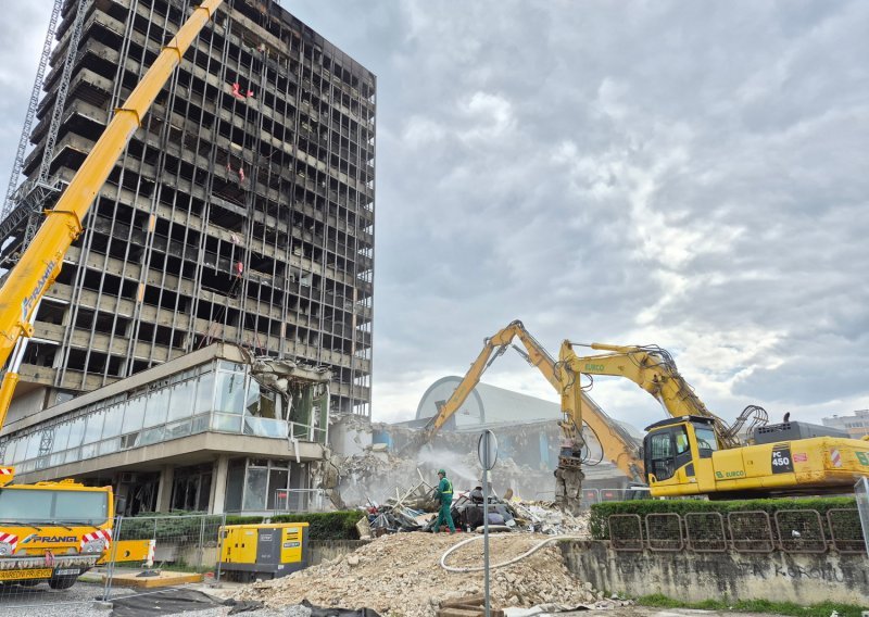 FOTO: Vjesnik polako odlazi u prašinu, pogledajte bagere u akciji