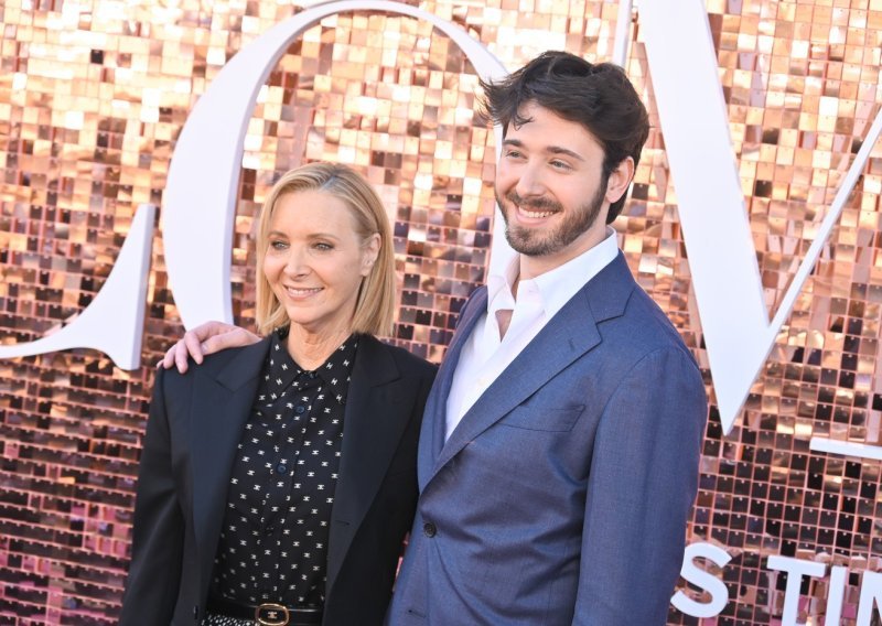 Phoebe iz 'Prijatelja' i u 63-oj izgleda fantastično - ali svi su gledali njenog sina