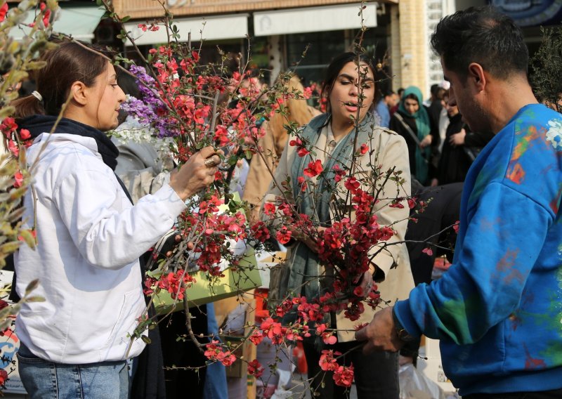 Iranci 'slave' novu godinu u hrpama ruševina: Zrakoplovi lete, a eksplozije odjekuju