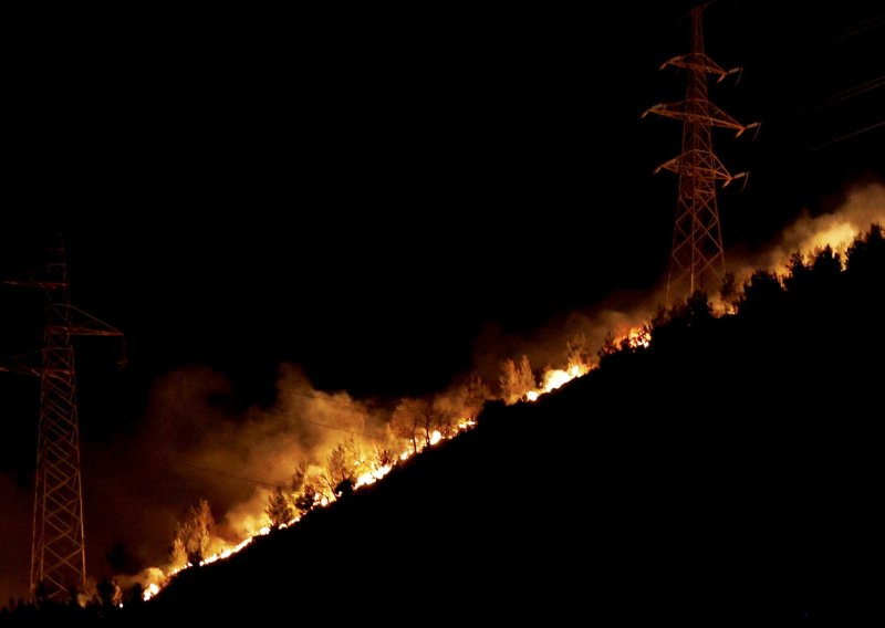 Vatra se širi iznad Solina - vatrogasci će na terenu biti cijelu noć