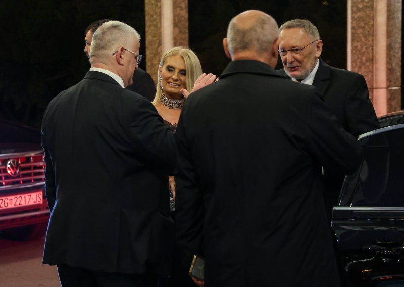 Davor Božinović i supruga Jasna mamili poglede na vjenčanju Marijana Kustića i Nike Perenčević