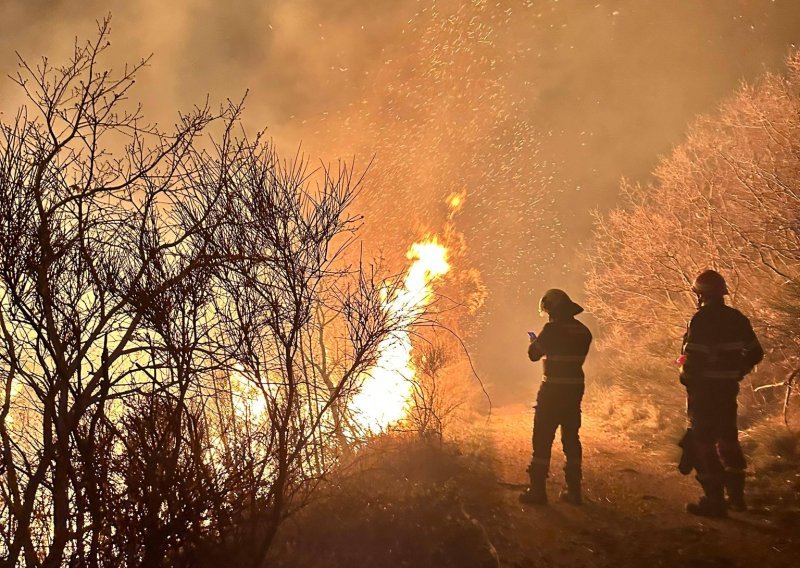 FOTO Lokaliziran požar kod Solina, vatrogasci na terenu bili cijelu noć