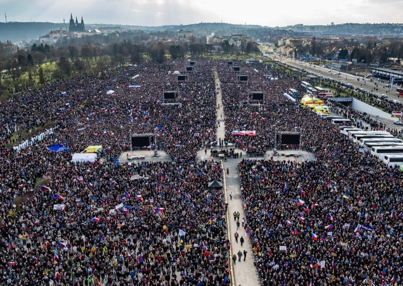 Oko 250 tisuća Čeha izašlo na prosvjed: Ne želimo postati Mađarska ili Slovačka