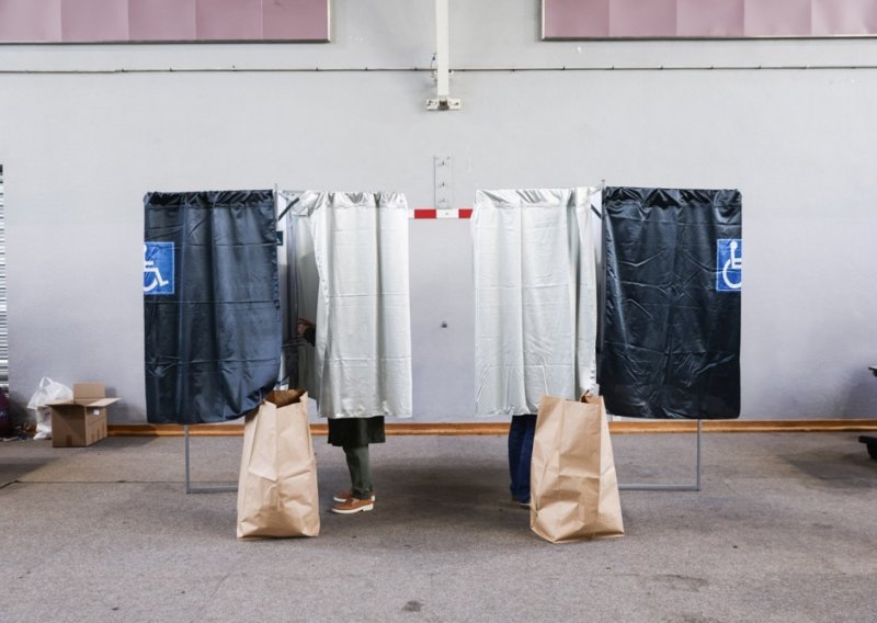 Francuska na biralištima: Odlučuje se u Parizu i Marseilleu, krajnja desnica na ispitu