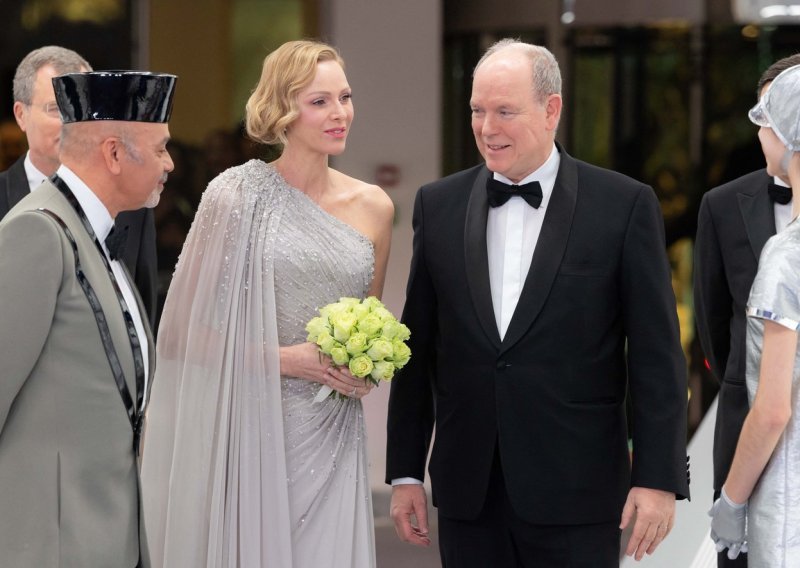 U srebru od glave do pete: Princeza Charlene nadmašila je samu sebe u atraktivnoj haljini