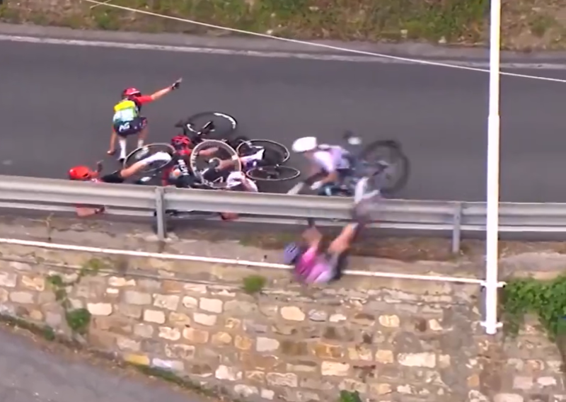 Stravične scene na poznatoj utrci: Biciklistica pala s visine i ostala nepomično ležati