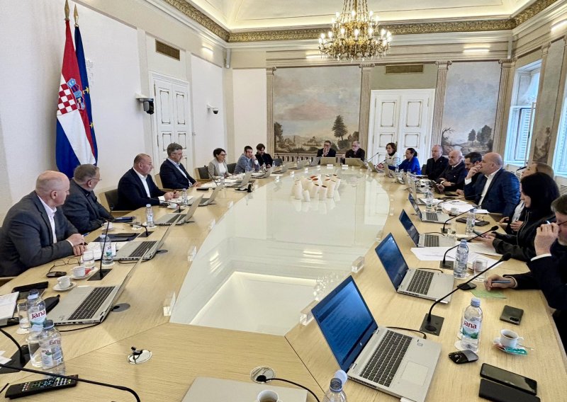 Izvanredna sjednica u Banskim dvorima, Plenković se oglasio o novim mjerama