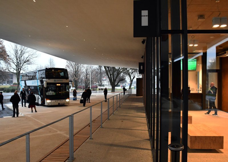 Drama u autobusu: Djevojka vikala na vozača, a onda ga udarila u glavu