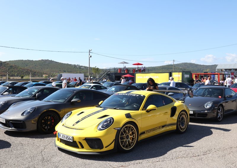 Kaos na moru: Tisuće luksuznih auta završile na otoku gdje su automobili zabranjeni