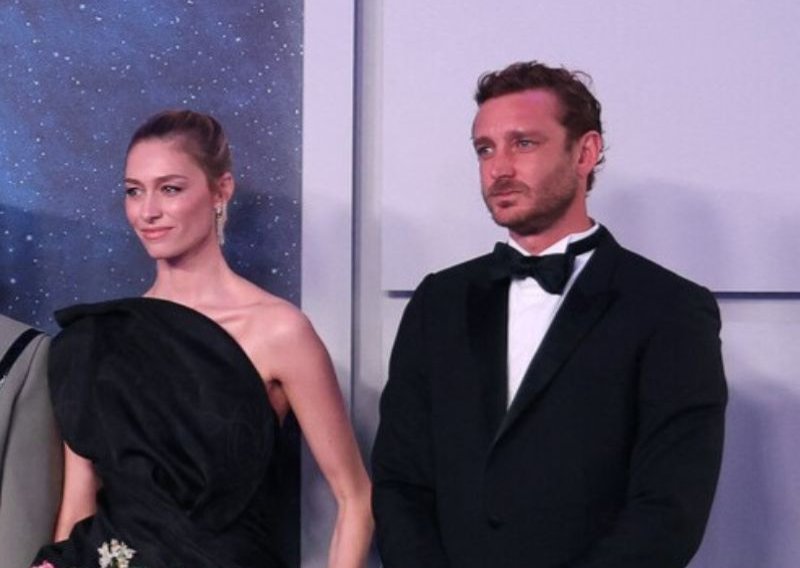 Nepogrešiv stil: Najbolje odjevena plemkinja spojila raskošnu haljinu i spektakularne žute dijamante