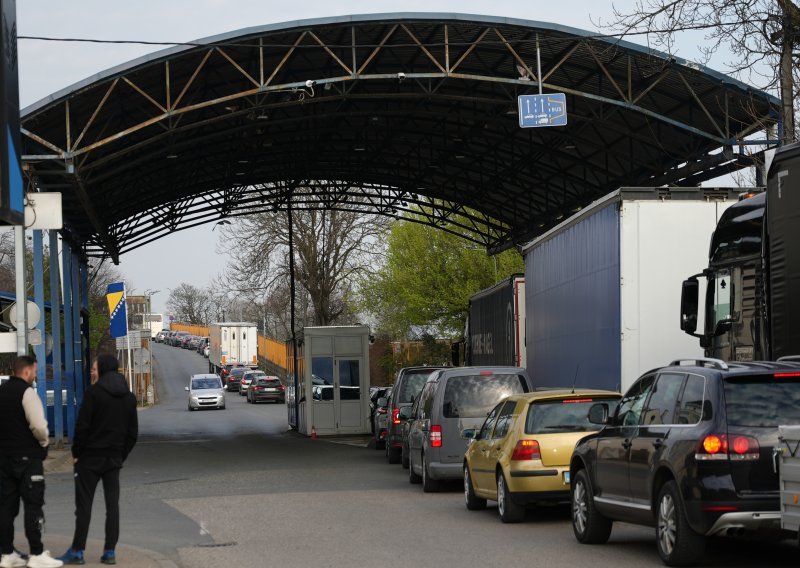 FOTO Kamionski prijevoznici u BiH pokušali blokirati granice, spriječila ih policija