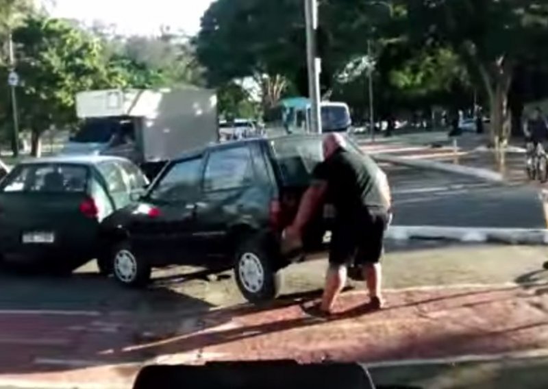 Biciklistu smetao parkirani automobil pa ga je - podigao i pomaknuo