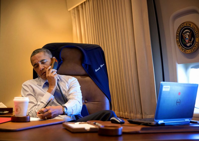 Zašto Obamin telefon svijetli crveno?
