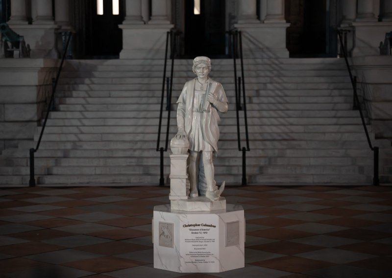 Trump postavio kip Kolumba u Bijeloj kući: Buknula žestoka rasprava