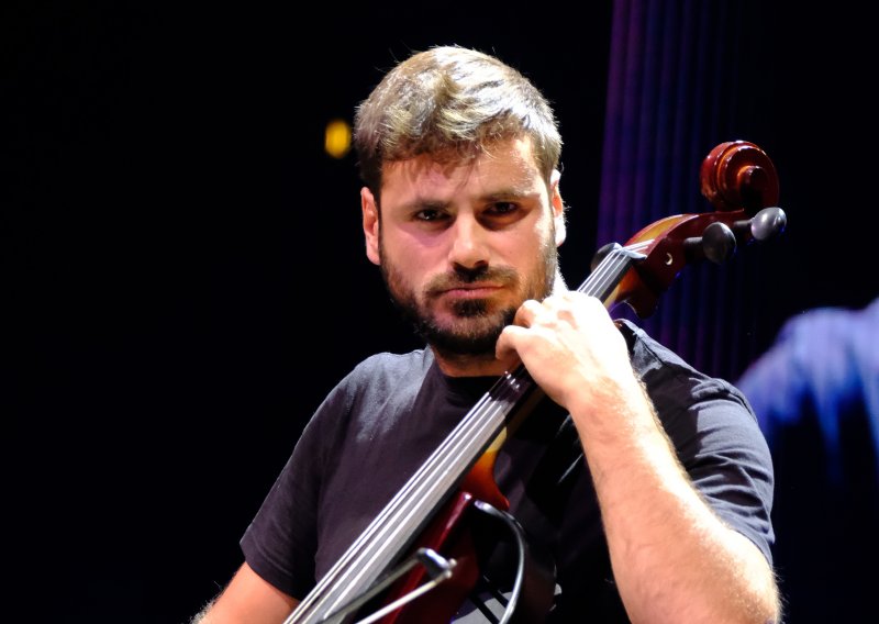 Zbog nje su mu otkazali sve koncerte: Ovi su stihovi Hauseru uništili turneju