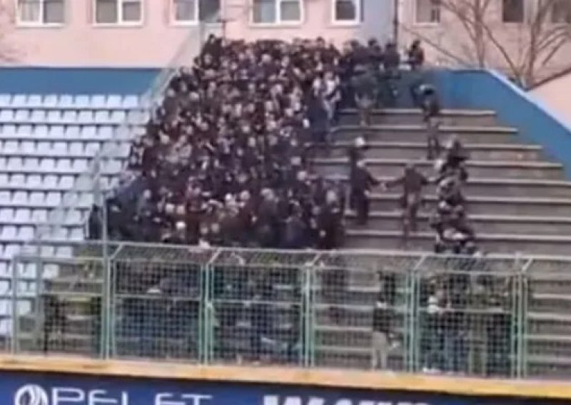 Skandal u BiH! Policija brutalno mlatila Željine navijače zbog transparenta u čast reintegracije Grbavice