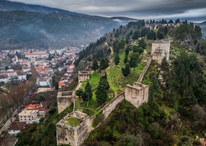 Mural za Vukovar i grafit za Srebrenicu: Dvoje uhićenih nakon makljaže u Stocu