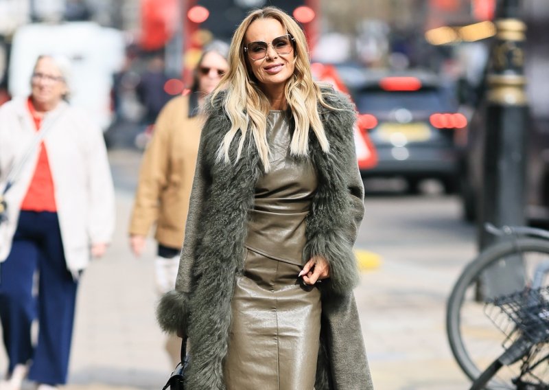 Kožni stajling Amande Holden dokazuje da modne igre tek počinju nakon 50